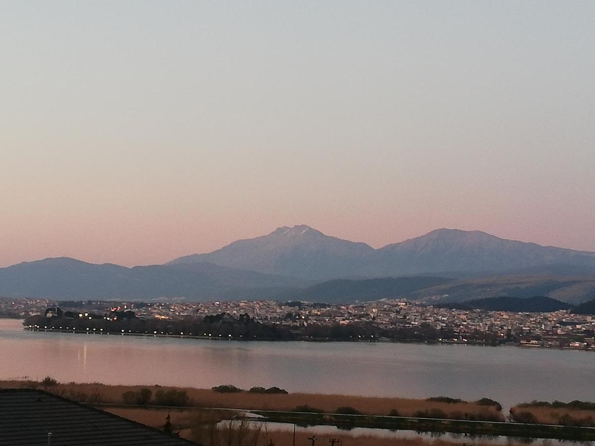 House With View In Amfithea Apartment Ioannina Bagian luar foto