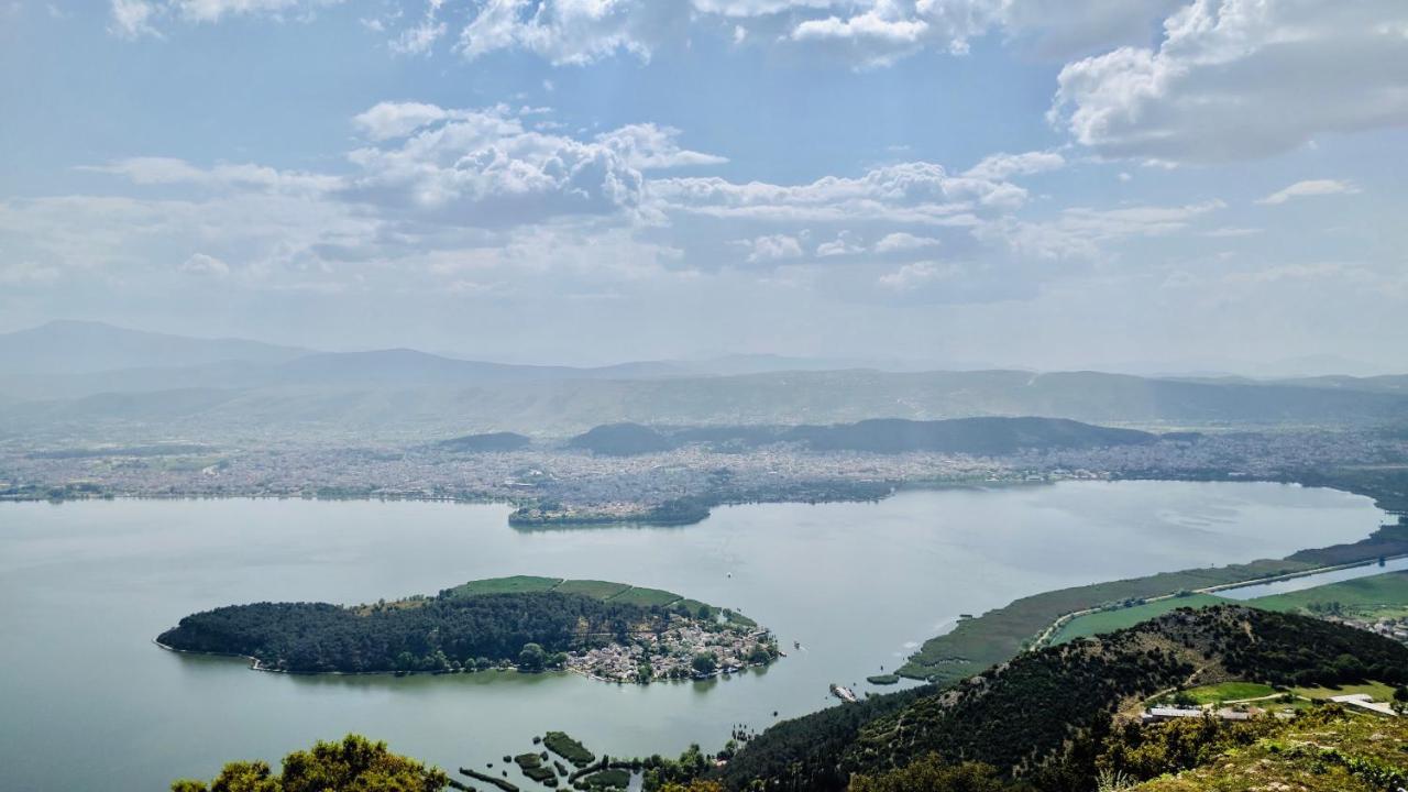 House With View In Amfithea Apartment Ioannina Bagian luar foto