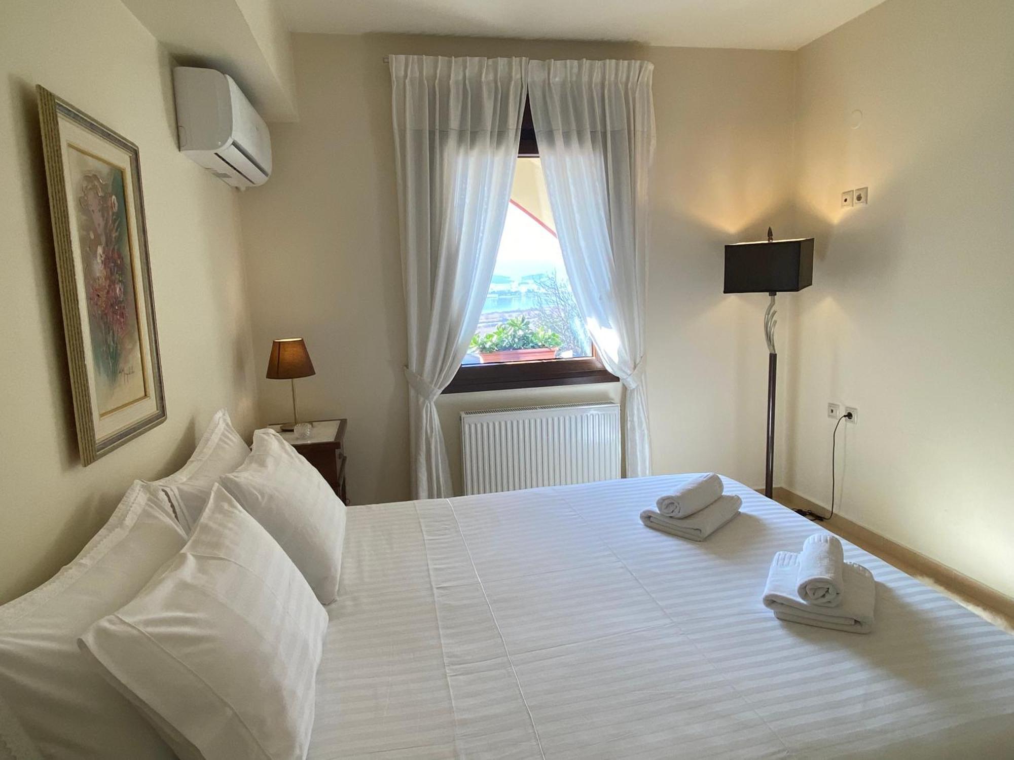 House With View In Amfithea Apartment Ioannina Bagian luar foto